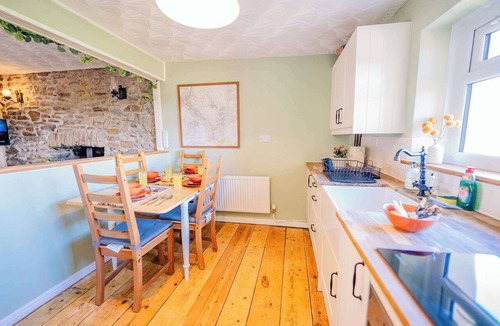 Nantgarw House | Stylish Cottage with Hot Tub & Countryside Views