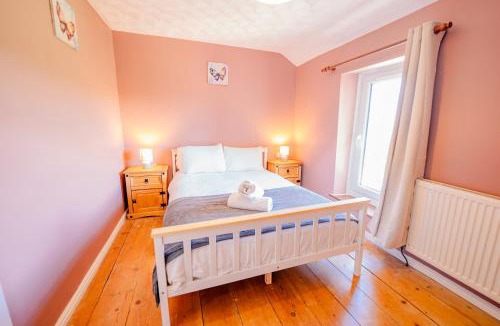 Nantgarw House | Stylish Cottage with Hot Tub & Countryside Views
