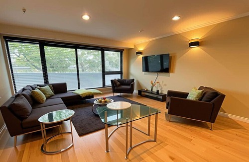 College Apartment | Stylish Dulwich Apartment with Parking
