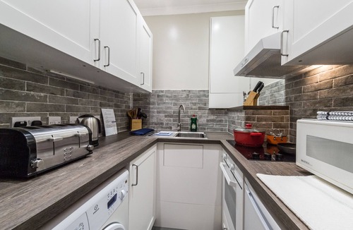 Brondesbury Park Apartment | Stylish Flat 12 minutes (tube)to Oxford Street ,Central London,sleeps 6,parking.