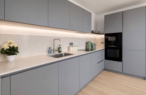 Peninsula Apartment | Stylish Greenwich flat near The O2 with Balcony & Wi-Fi
