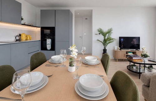 Peninsula Apartment | Stylish Greenwich flat near The O2 with Balcony & Wi-Fi