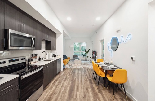 Los Angeles Apartment | Stylish Hollywood 1BD | Walk to Attractions & Nightlife |Pool, Gym, Free Parking