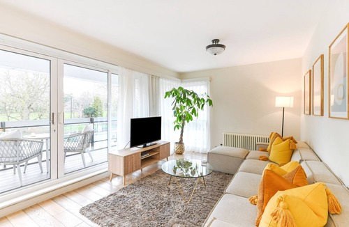 Queen's Gate Apartment | Stylish Kensington Apartment with Hyde Park View Terrace · Sleeps 4