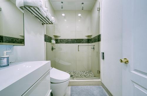 Santa Ana Apartment | Stylish Modern Home, AC, Parking & Near FWYs