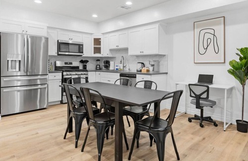 Compton House | Stylish New home Near DTLA, Disneyland, SOFI