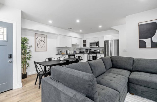 Lynwood House | Stylish New home Near DTLA, Disneyland, SOFI