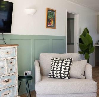 Birdham House | Stylish One Bed Annexe Near Marina and Beaches