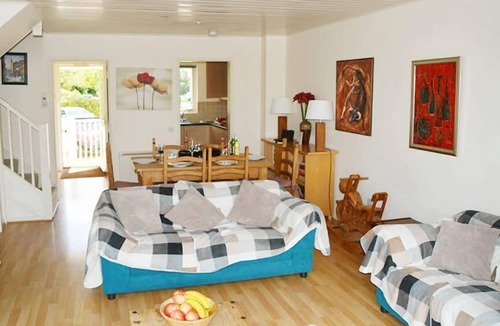South Cerney House | Stylish pet-friendly waterfront retreat on Spring Lake in the Cotswold Water Park