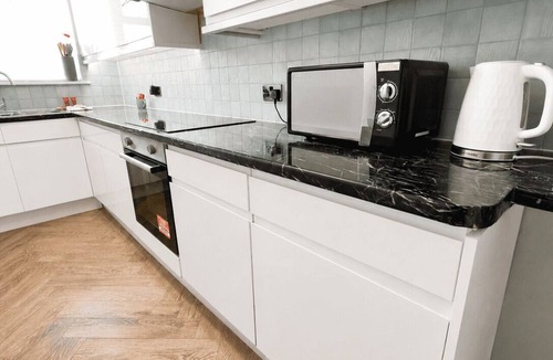 Furzedown Apartment | Stylish Renovated 2BR Apartment in South London