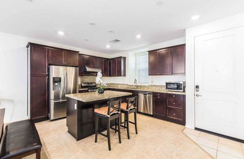 Eastvale Downs House | Stylish Retreat on Sendero Avenue – Perfect for Your Next Getaway #41351