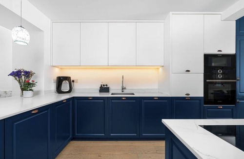 Plaistow South House | Stylish Retreat Private Garden & Hot Tub in London