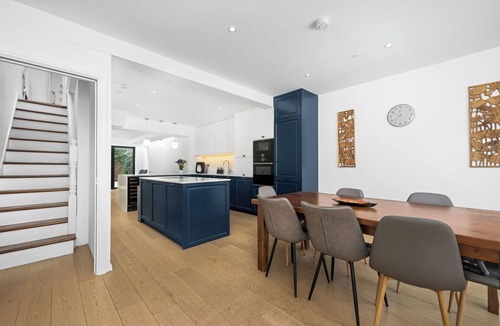 Plaistow South House | Stylish Retreat Private Garden & Hot Tub in London