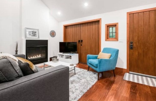 Mount Carmel House | Stylish & Serene Home Plus Cottage