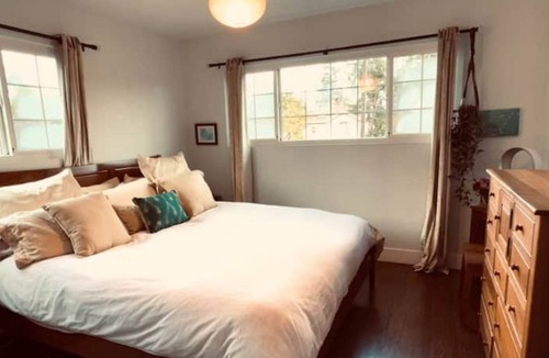 Mount Carmel House | Stylish & Serene Home Plus Cottage