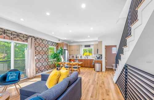 Sherman Oaks Apartment | Stylish Sherman Oaks Townhouse W/3 Master Suites