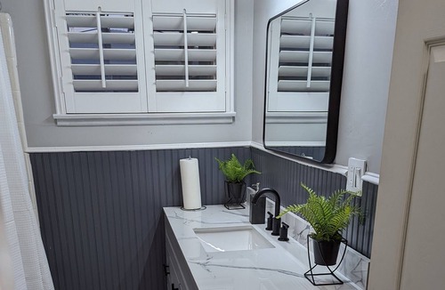 Santa Paula House | Stylish & Spacious 2 Bed Home near Ventura Beach