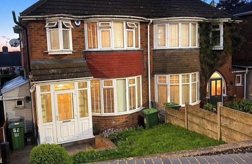 Oldbury House | Stylish & Spacious Home in Oldbury | Free Parking