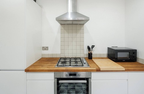 West Ham Apartment | Stylish Stratford Flat for up to 4 Guests