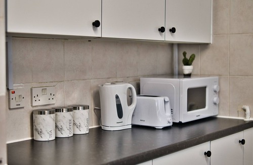 Stratford and New Town Apartment | Stylish Stratford Olympic London E15 Stay Sleeps 4 + Near Tube & City