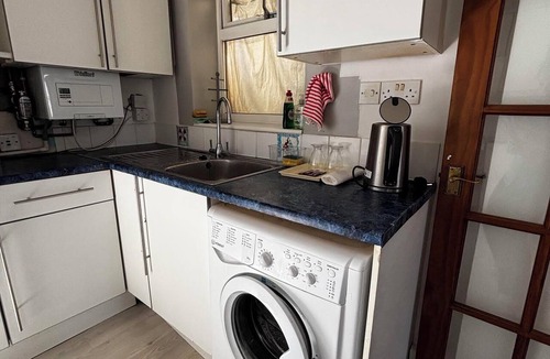 Stone Bed & Breakfast | Stylish Studio with SuperKing Bed Private entrance and parking Near Bluewater
