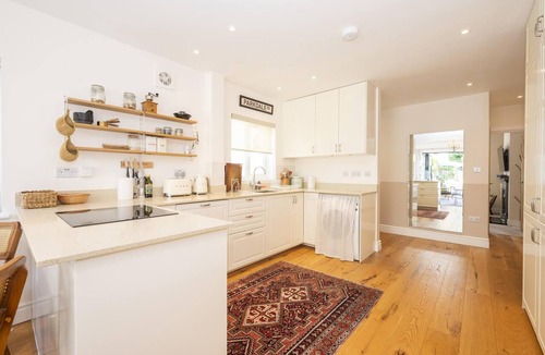 St. Mark's House | Stylish Surbiton Home | 7-Min Walk to Station - Pass the Keys