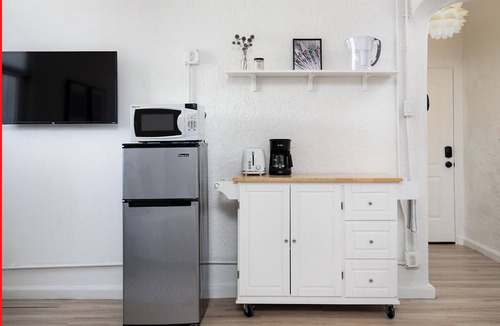 Rampart Village Apartment | Stylish Urban Sanctuary in DTLA Studio!