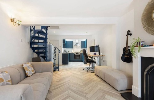 South Richmond House | Stylish Victorian Cottage in Central Richmond