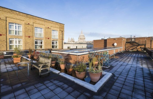 Queenhithe Apartment | Sublime flat with Thames view