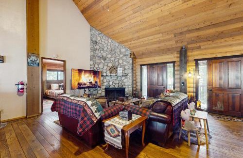 Twin Peaks House | Sugar Pine Retreat