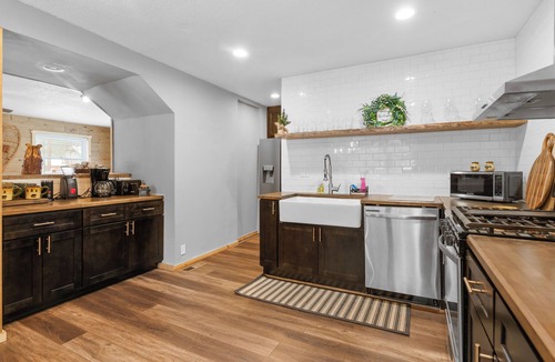 Eagle Mountain Estates Cabin | Sugarpine Retreat - Spacious modern cabin with a hot tub, game room, fire pit, and fenced yard
