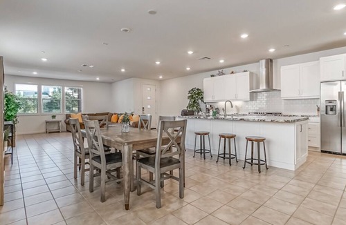 Irvine House | *Suite Getaway 2*Close to Beaches, Disneyland, Spectrum*