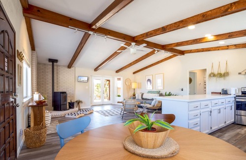 Monument Manor House | 🌵 Sukha Life Retreat - Beautiful Views, Close to JTNP Entrance w/Hot Tub 🌵