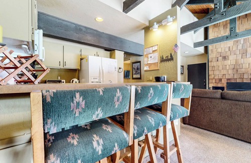 Majestic Pines Condo | Summer Mammoth Get-A-Way! Near the Sierra Star Golf Course and Pool On-site!