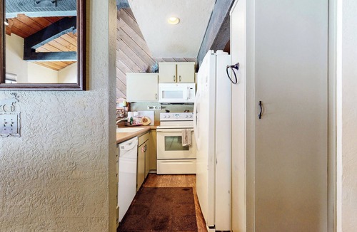 Majestic Pines Condo | Summer Mammoth Get-A-Way! Near the Sierra Star Golf Course and Pool On-site!