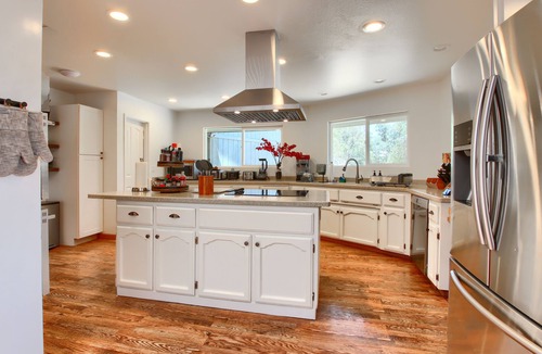 Coarsegold House | Summers@BOM, YosemiteBassLake, Sleeps 22, hottub, MovieGameBilliardsPlay