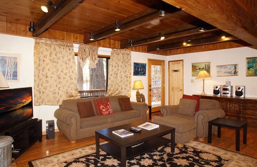 Summit Estates Condo | Summit Escape B - Rustic cabin with a hot tub and barbecue! Wood fireplace! Walk to Slopes!