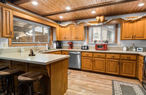 Summit Estates Cabin | Summit Mountain Lodge - Amazing location near Snow Summit! Hot Tub, Game Room, BBQ, Walk to Slopes
