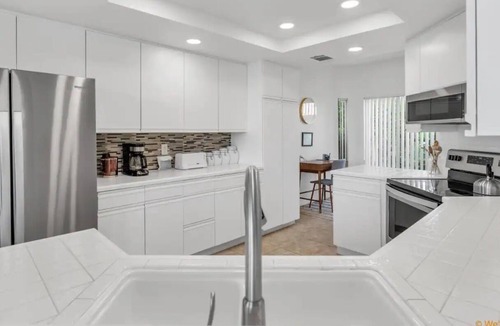La Quinta House | Sun-drenched golf condo with a lake view!