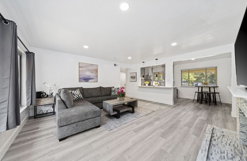 Carmichael House | Sun House Home w/King Size Bed in Whopping Master