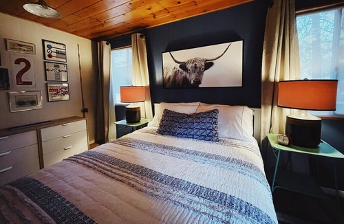 Big Bear City House | Sundown Cozy Cabin w/ Jacuzzi 🔸 Romantic Couples Getaway
