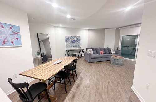 Marina Peninsula Apartment | Sunny 2 Bedroom with a Water View