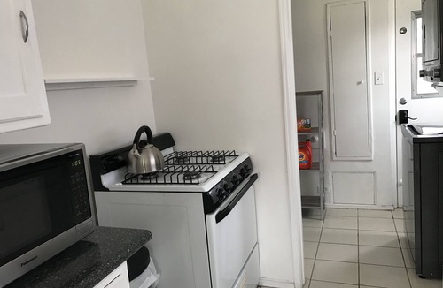 Eagle Rock Apartment | Sunny Apartment with a Mountain View in Central Eagle Rock