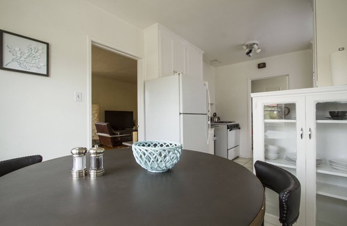 Eagle Rock Apartment | Sunny Apartment with a Mountain View in Central Eagle Rock
