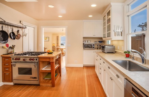 Stinson Beach House | Sunny Beach Cottage with Amazing Views