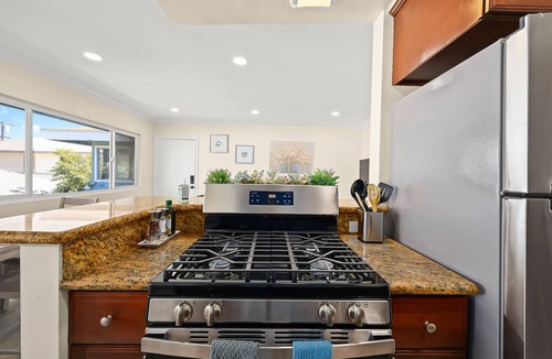 Alhambra Apartment | Sunny & Cheerful Near I-10 ~ Queen Beds ~ Parking
