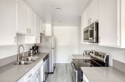 Beverly Grove Apartment | Sunny Fairfax 1BR w/Pool, near WF + TJ, Melrose shopping, by Blueground
