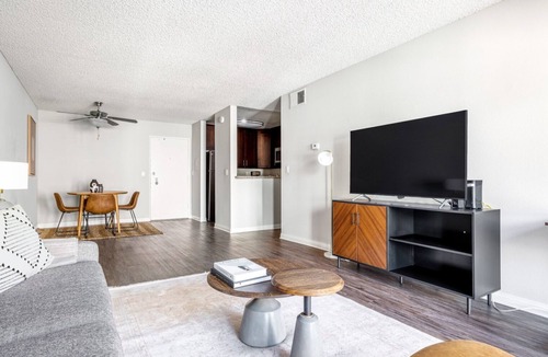 Atwater Village Apartment | Sunny Glendale 1BR w/Gym, Pool, walkable location, by Blueground