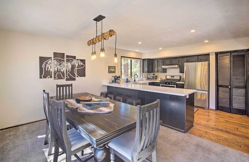 Moonridge House | Sunny Home w/Deck < Half Mi to Bear Mtn Ski!