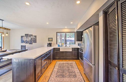 Moonridge House | Sunny Home w/Deck < Half Mi to Bear Mtn Ski!